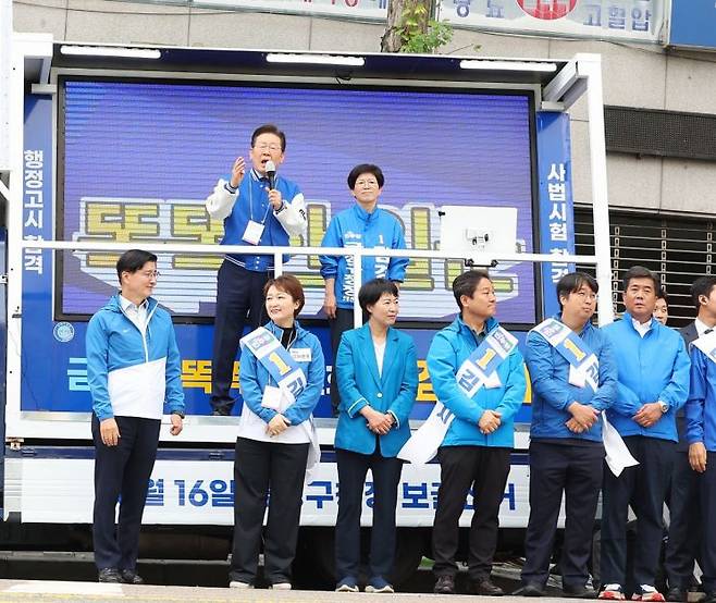 이재명 더불어민주당 대표가 9일 오전 금정구 도시철도 구서역 인근에서 김경지 금정구청장 후보 지원유세를 하고 있다.[이미지 출처=연합뉴스]