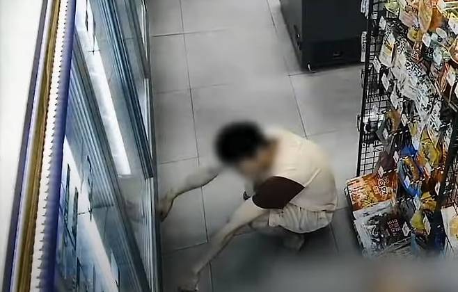 지난달 9일 40대 남성 A씨가 양주시의 한 편의점 냉장고 앞에 주저앉아 있는 등 이상 행동을 보였다./유튜브 채널 ‘경찰청’