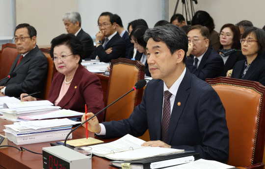 8일 오전 열린 국회 교육위원회의 교육부, 국가교육위원회 등의 국정감사에서 이주호 사회부총리 겸 교육부 장관이 의원 질의를 경청하고 있다. 연합뉴스