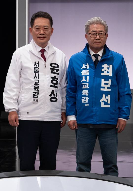 지난 10월6일 각각 '중도보수'와 '진보'를 표방한 윤호상(왼쪽부터)·최보선 서울시교육감 보궐선거 후보가 6일 오후 서울 영등포구 KBS에서 열린 서울특별시교육감 보궐선거 후보자 토론회에 앞서 기념촬영을 하고 있다. 진보 단일후보인 정근식 후보는 이날 토론회에 보이콧을 선언했다.<연합뉴스 사진>