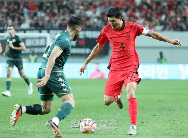 김민재가 지난해 10월 서울월드컵경기장에서 열린 대한민국 축구대표팀과 튀니지 대표팀과의 평가전에서 상대 진영까지 직접 드리블을 하고 있다. 상암=김민규 기자 mgkim1@edaily.co.kr /2023.10.13/