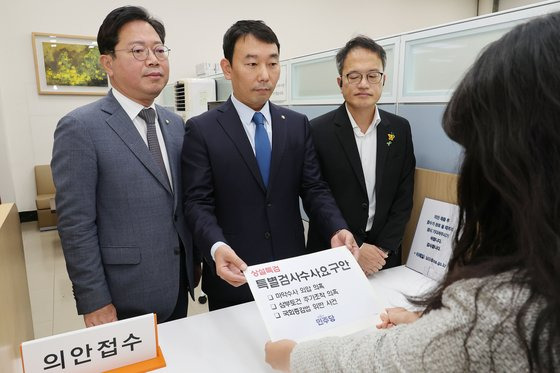 같은 날 국회에서 상설특검 특별검사수사요구안을 제출하는 더불어민주당 김승원·김용민·박주민 의원(왼쪽부터). [사진 국회사진기자단]