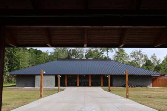 미국 미네소타주 베미지시에 위치한 콘코디아 한국어 마을 ‘숲속의 호수’ 강당 겸 식당. 지난 7월 완공됐고, 건축 설계를 맡은 유병안 건축가는 “미국 목조주택 건축 양식과 자재를 썼지만 지붕의 실루엣, 회랑 기둥 등 종묘를 비롯한 한옥의 비례와 미학 그리고 분위기가 느껴질 수 있도록 설계했다”고 설명했다. [사진 임희순]