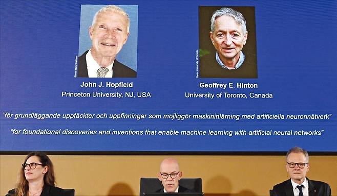 스웨덴 왕립과학원은 8일 2024년 노벨 물리학상 수상자로 미국 과학자 존 홉필드 프린스턴대 교수(91)와 영국 출신의 인지심리학자 제프리 힌턴 토론토대 교수(76)를 선정했다. AFP연합뉴스
