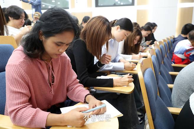 국내 체류 외국인들이 한글날을 하루 앞둔 지난 8일 서울 서대문구 연세대학교 한국어학당에서 열린 ‘외국인 한글백일장’ 행사에 참가해 경연을 펼치고 있다. 정지윤 선임기자