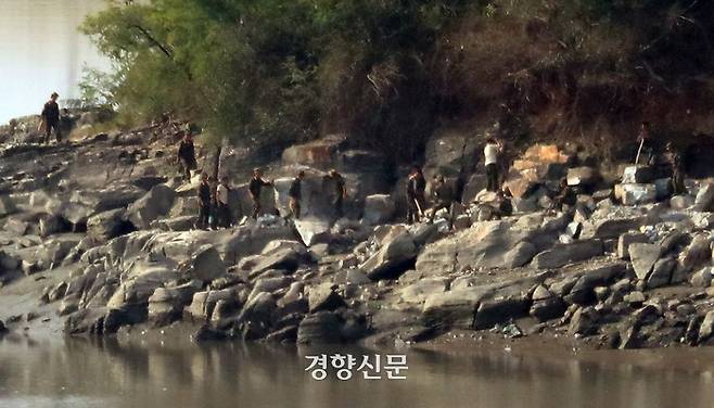 북한이 남측과 연결되는 도로·철도를 완전히 끊고 ‘남쪽 국경’을 영구 차단 ·봉쇄하는 요새화 공사를 진행한다고 선언한 9일 경기 파주시 오두산통일전망대에서 바라본 북한 접경 지역에서 북한군들이 작업을 하고 있다. 권도현 기자