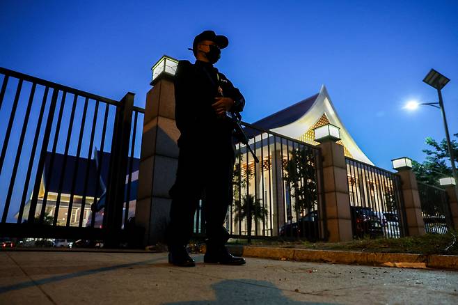 A police stands guard near the National Convention Center ahead of the ASEAN Summits and related summits in Vientiane, Laos, Oct. 7. (Reuters-Yonhap)