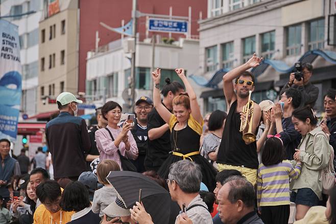 Always Drinking Marching Band performs "The Street is Ours" at Gwangalli Beach on Sunday. (Busan Cultural Foundation)