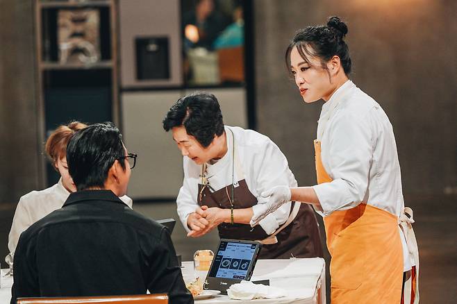 Chefs Lee Young-sook, left and Jung Ji-sun in a scene of "Culinary Class Wars" [NETFLIX KOREA]