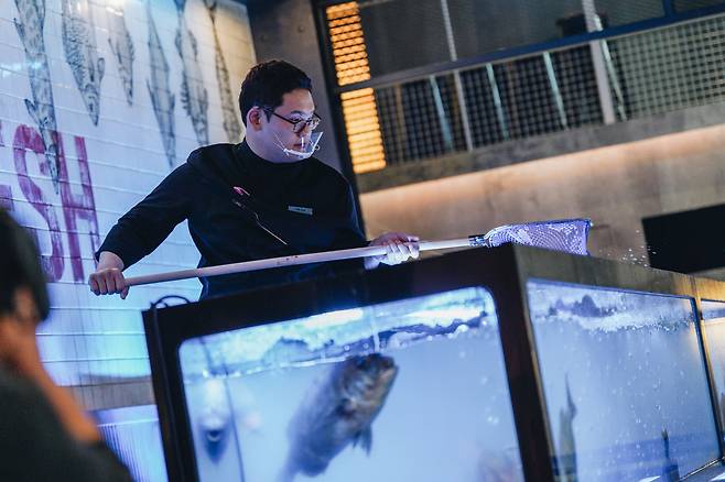 “Hidden Genius” Kim Tae-sung obtains ingredients for his team's dish in the ongoing cooking survival show ″Culinary Class Wars.″ [NETFLIX KOREA]