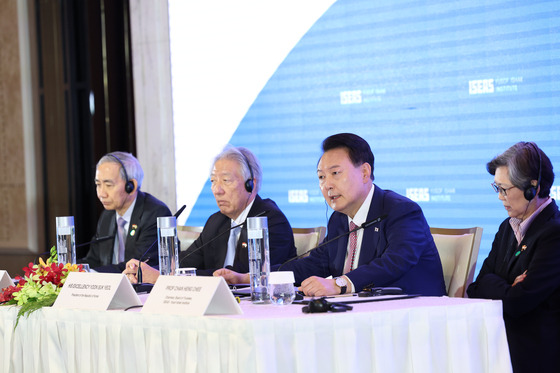 President Yoon Suk Yeol, second from right, takes questions from the audience after giving a keynote address on his unification vision in a lecture hosted by the Institute of Southeast Asian Studies at a hotel in Singapore on Wednesday. [JOINT PRESS CORPS]