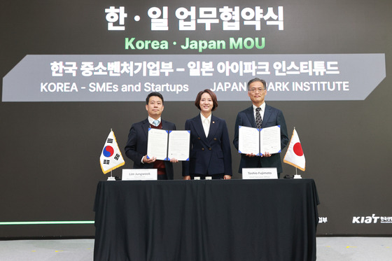 iPark Institute CEO Toshio Fujimoto, right, poses for a photo during a business agreement signing ceremony with then Minister of SMEs and Startups Lee Young, center, on Nov. 19 in Seongdong District, eastern Seoul. [MINISTRY OF SMES AND STARTUPS]