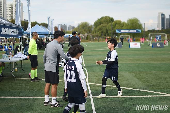 9일 서울 양천구 해마루 축구장에서 ‘2024 레울컵’이 열렸다. 서울 이랜드 FC ‘레울’ 팀 선수 교체. 사진=이영재 기자