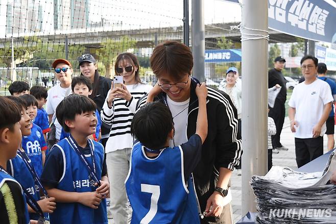 9일 서울 양천구 해마루 축구장에서 ‘2024 레울컵’이 열렸다. 3학년부 우승을 차지한 ‘달려라 동네 슛돌이’ 팀. 사진=이영재 기자