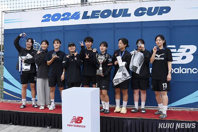 9일 서울 양천구 해마루 축구장에서 ‘2024 레울컵’이 열렸다. 준우승 팀까지 시상은 현장에서 모두 진행됐다. 각 부문별 우승팀은 오는 27일 충남아산과 홈 경기 하프타임에 진행한다. 사진=이영재 기자