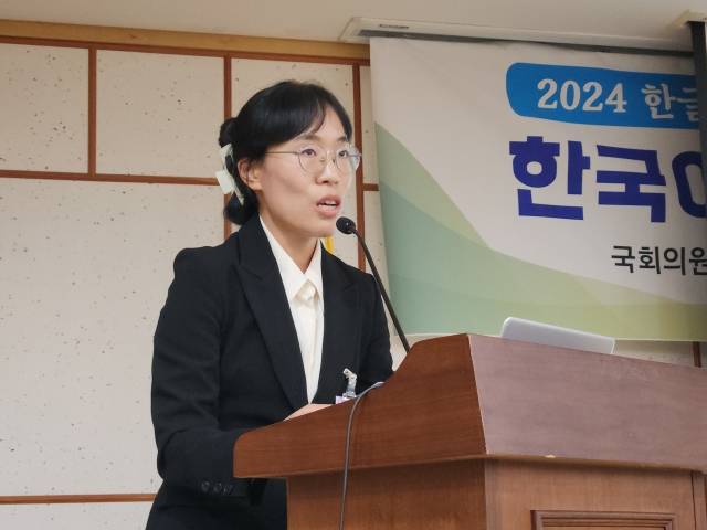 한국어교원인 최희숙씨가 8일 국회에서 열린 '한국어교원 노동 실태와 개선 방안 토론회'에서 발표를 하고 있다. 최씨는 학교 측의 일방적인 수업 시간 변경 요구에 난색을 표하자 재계약 불가 통보를 받았던 부당 대우를 경험했다고 밝혔다. 김승연 기자