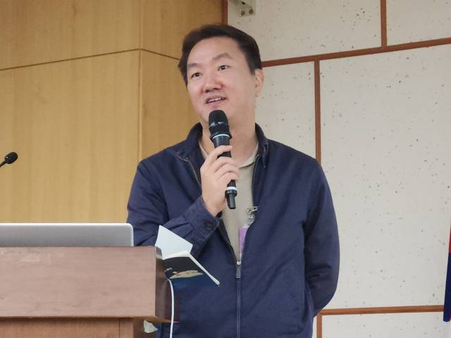 서울대학교 한국어교원 이창용씨가 8일 국회 토론회에서 발표하고 있다. 이씨는 이날 "재직 증명서가 있어 은행에서 고개 숙이지 않고, 아프면 대강 걱정 없이 쉬며 건강부터 챙길 수 있기를 바란다"고 말했다. 김승연 기자