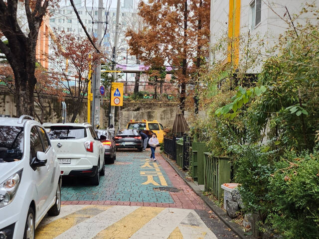 인천 남동구 간석동의 한 골목길에 불법 주차한 차들이 즐비해있다. 경기일보DB