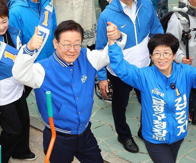 이재명 더불어민주당 대표가 9일 오후 부산 금정구 온천천에서 김경지 금정구청장 보궐선거 후보와 함께 유세를 펼치고 있다.  [연합뉴스]