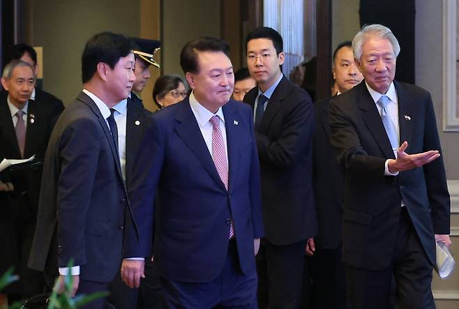 싱가포르를 국빈 방문 중인 윤석열 대통령이 9일(현지시간) 현지 한 호텔에서 열린 '싱가포르 렉처' 행사에서 한반도 통일 비전을 주제로 연설하기 위해 입장하고 있다.
 싱가포르 이승환 기자