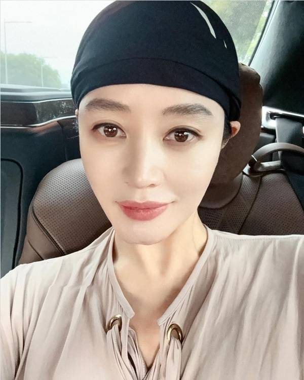 배우 김혜수가 8일 자신의 SNS를 통해 근황을 공개하며, 여전히 변치 않는 미모로 팬들의 시선을 사로잡았다.  사진=SNS