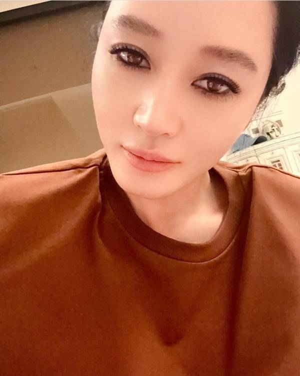 김혜수는 무결점 피부가 돋보이는 김혜수의 모습도 눈길을 끈다. 사진=SNS