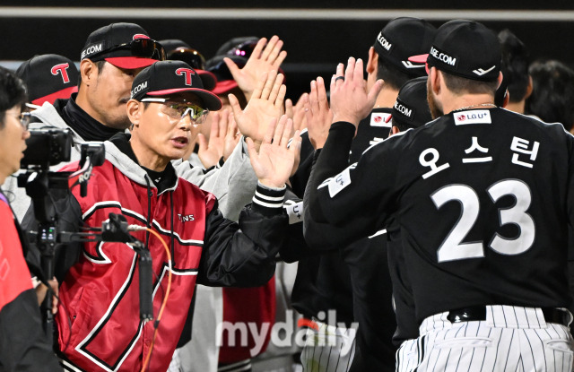 LG 염경엽 감독이 8일 오후 경기도 수원시 조원동 수원kt위즈파크에서 진행된 '2024 프로야구 KBO리그 포스트시즌' 준플레이오프 3차전 kt위즈와 LG트윈스의 경기에서 6-5로 승리한 뒤 오스틴과 환호하고 있다./마이데일리