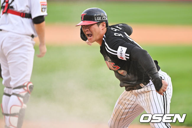 [OSEN=수원, 박준형 기자] 9일 수원KT위즈파크에서 2024 신한 SOL뱅크 KBO 포스트시즌 준플레이오프 4차전 KT 위즈와 LG 트윈스의 경기가 진행된다.이날 KT는 쿠에바스를, LG는 엔스를 선발투수로 내세웠다.8회초 1사 2루 LG 김현수의 동점 1타점 적시타때 2루 주자 오지환이 동점 득점 후 환호하고 있다.  2024.10.09 / soul1014@osen.co.kr