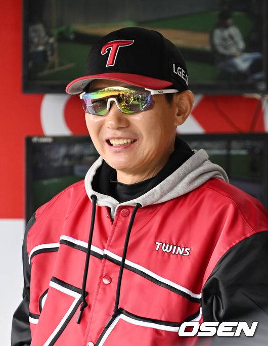 [OSEN=수원, 민경훈 기자] 9일 수원KT위즈파크에서 2024 신한 SOL뱅크 KBO 포스트시즌 준플레이오프 4차전 KT 위즈와 LG 트윈스의 경기가 진행됐다.이날 KT는 쿠에바스를, LG는 엔스를 선발 투수로 내세웠다.LG 덕아웃에서 염경엽 감독이 미소짓고 있다. 2024.10.09 / &nbsp;rumi@osen.co.kr