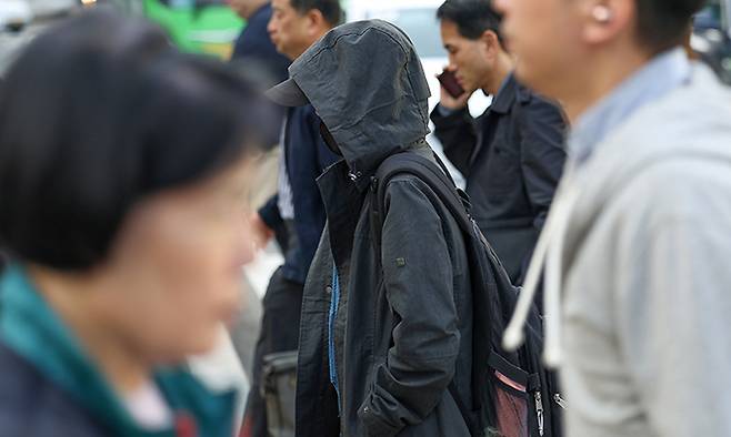 절기상 찬 이슬이 맺히기 시작한다는 한로인 8일 서울 종로구 광화문광장 인근에서 시민들이 이동하고 있다. 연합뉴스