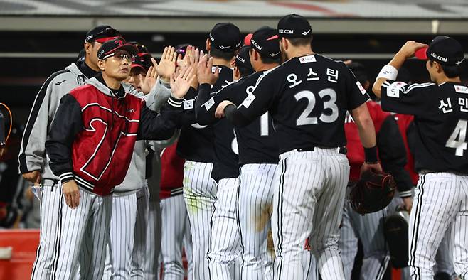 8일 경기도 수원케이티위즈파크에서 열린 2024 KBO 포스트시즌 준플레이오프 3차전 LG 트윈스와 kt 위즈의 경기에서 6-5 승리한 LG 선수들이 염경엽 감독과 하이파이브를 하고 있다. 뉴시스