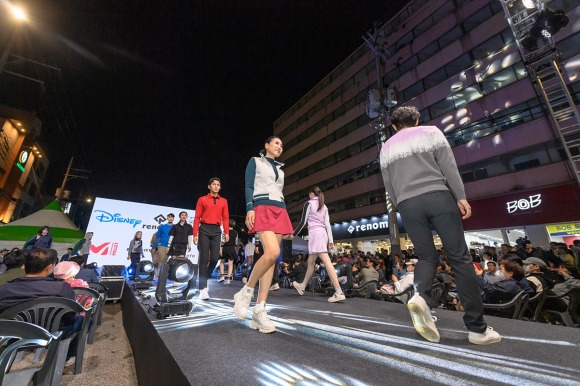 지난해 서울 양천구에서 열린 ‘목동로데오패션거리 문화축제’에서 패션쇼가 진행되고 있다. 양천구 제공