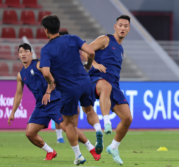 한국 남자축구 국가대표 정승현이 지난달 9일 오만 술탄 카부스 경기장에서 2026 북중미월드컵 아시아 지역 3차 예선 오만전을 하루 앞두고 훈련하고 있다. 오만 연합뉴스