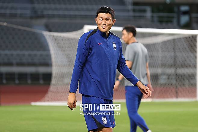 ▲ 한국 축구대표팀에 최대 악재가 생겼다. 주장이자 에이스인 손흥민이 부상으로 10월 A매치에 합류하지 못한다. 손흥민을 가동하고도 지난달 월드컵 예선에서 팔레스타인과 비기는 아쉬운 성적을 냈던 대표팀이라 요르단전에 부담이 커졌다. 손흥민을 대체해야 하는 숙제 속에 일단 주장 완장은 김민재가 대신 차게 됐다. ⓒ곽혜미 기자