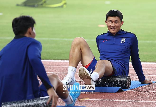 ▲ 한국 축구대표팀에 최대 악재가 생겼다. 주장이자 에이스인 손흥민이 부상으로 10월 A매치에 합류하지 못한다. 손흥민을 가동하고도 지난달 월드컵 예선에서 팔레스타인과 비기는 아쉬운 성적을 냈던 대표팀이라 요르단전에 부담이 커졌다. 손흥민을 대체해야 하는 숙제 속에 일단 주장 완장은 김민재가 대신 차게 됐다. ⓒ곽혜미 기자