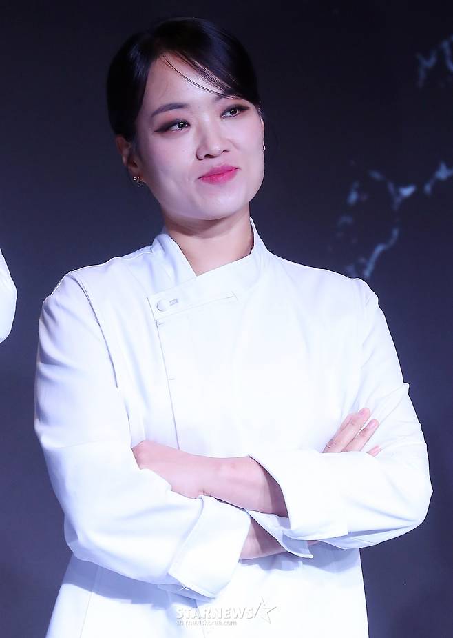 정지선 썌프가 7일 오전 서울 마포구 호텔 나루 서울 엠갤러리에서 진행된 넷플릭스 예능 '흑백요리사: 요리 계급 전쟁' TOP8 기자간담회에 참석해 포즈를 취하고 있다. '흑백요리사: 요리 계급 전쟁'은 맛 하나는 최고라고 평가받는 재야의 고수 '흑수저' 셰프들이 대한민국 최고의 스타 셰프 '백수저'들에게 도전장을 내밀며 치열하게 맞붙는 100인의 요리 계급 전쟁이다. 2024.10.07 /사진=김창현
