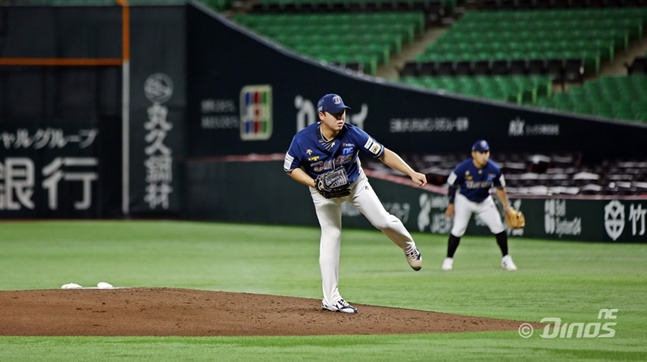 NC 최성영이 8일 열린 NPB 소프트뱅크 2군과 경기에서 역투하고 있다. /사진=NC 다이노스 제공