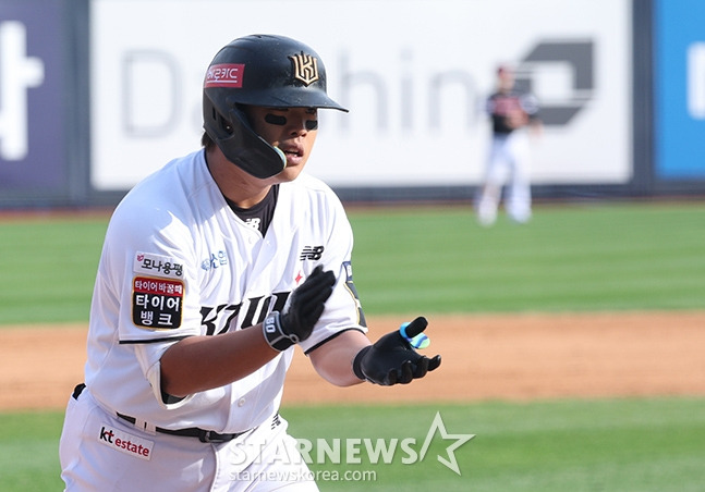 KT 강백호가 9일 열린 2024 KBO 준플레이오프 4차전에서 5회 말 솔로홈런을 터트리고 있다. /사진=김진경 대기자