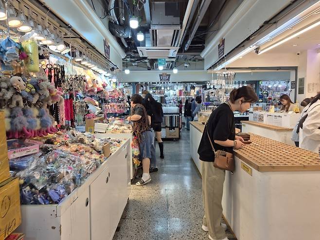 현재 부자재 상가엔 공예 취미를 즐기러 온 젊은 고객들로 가득하다.[사진=더스쿠프 포토]