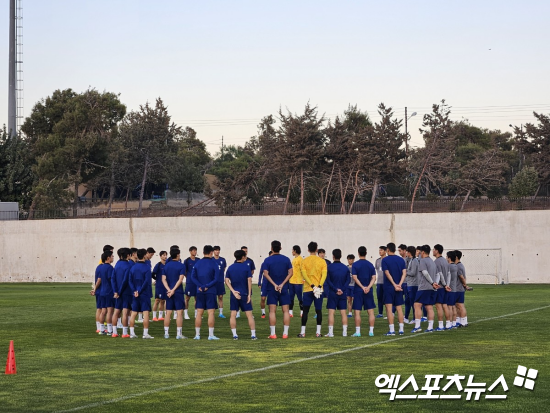 아시안컵 준결승전 패배의 복수를 꿈꾸는 한국 대표팀의 홍명보 감독과 부주장 이재성이 경기를 하루 앞두고 출사표를 던졌다. 홍명보 감독은 지난 소집에 비해 선수들의 컨디션이 전체적으로 좋다며 미소를 지었고, 이재성은 승리를 통해 팬들에게 기쁨을 드려 보답하겠다고 다짐했다. 사진 요르단 암만, 김환 기자