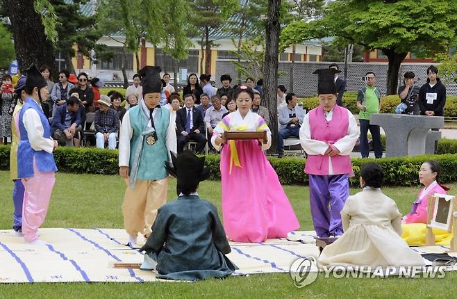 오죽헌서 율곡 7남매 효도 진다례 시연 [연합뉴스 자료사진]