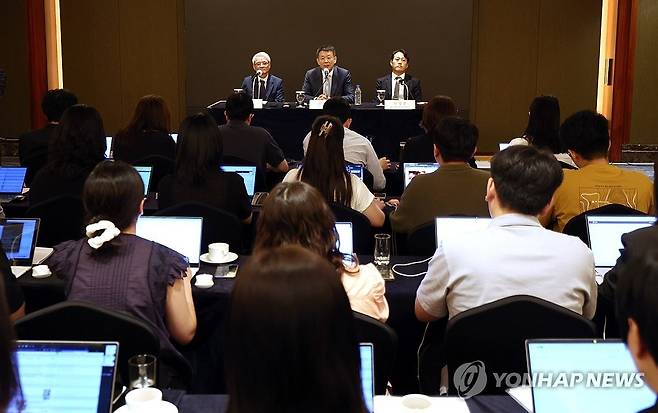 MBK파트너스, 고려아연 공개매수 관련 기자간담회 (서울=연합뉴스) 이지은 기자 = 김광일 MBK파트너스 부회장(가운데)이 19일 오전 서울 중구 롯데호텔에서 열린 MBK파트너스 고려아연 공개매수 관련 기자간담회에서 취재진의 질문에 답하고 있다. 왼쪽은 강성두 영풍 사장, 오른쪽은 이성훈 베이커매킨지코리아 변호사. 2024.9.19 jieunlee@yna.co.kr