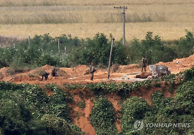 북 "南연결 도로·철도 완전단절하고 요새화 공사” (파주=연합뉴스) 윤동진 기자 = 북한이 남측과 연결되는 도로·철도를 9일부터 완전히 끊고 '남쪽 국경'을 완전히 차단·봉쇄하는 요새화 공사를 진행한다고 선언했다. 사진은 이날 오두산 전망대에서 바라본 북한 황해북도 개풍군 일대. 2024.10.9 mon@yna.co.kr