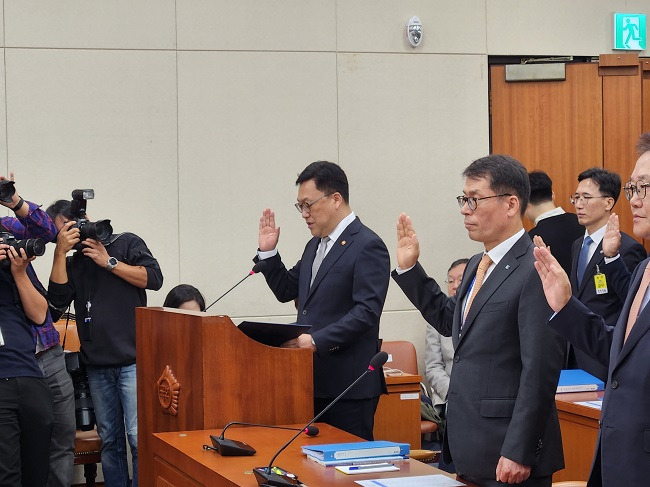 김병환 금융위원장이 10일 서울 여의도 국회 본관에서 열린 정무위원회 금융위원회 국정감사에서 증인선서를 하고 있다./사진=백지현 기자 jihyun100@