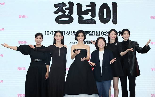 배우 라미란(왼쪽부터)과 김윤혜, 김태리, 정지인 감독, 신예은, 정은채가 10일 서울 영등포구 콘래드 서울 호텔에서 열린 tvN 새 토일드라마 ‘정년이’ 제작발표회에서 포즈를 취하고 있다.(사진=뉴스1)