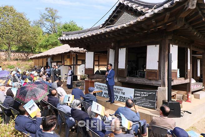 정장선 평택시장이 지난 9일 평택시 고덕명 두릉리 민세 안재홍 생가에서 열린 문화제에서 인사말을 하고 있다.(사진=평택시)