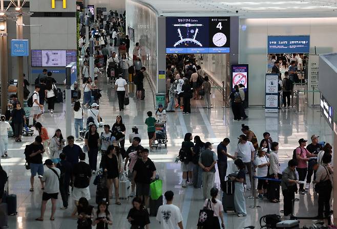 지난 8월 5일 오후 인천 영종도 인천국제공항 1터미널 출국장이 탑승객들로 붐비고 있다.(사진=연합뉴스)