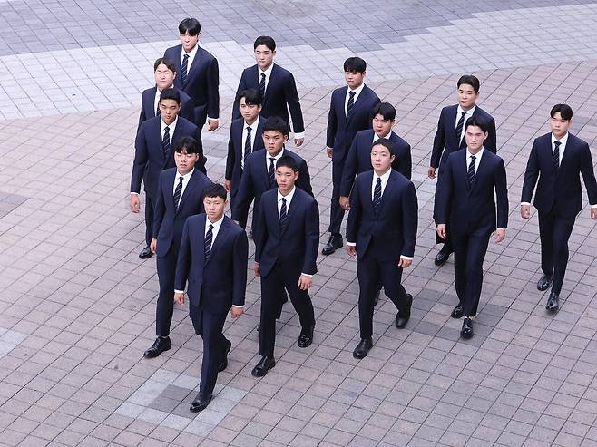 갤럭시는 삼성라이온즈 2025년 신인 선수들에게 고급감과 활동성을 겸비한 'GX 수트'를 협찬했다.(갤럭시제공)