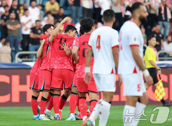 10일(현지시간) 요르단 암만 국제경기장에서 열린 2026 국제축구연맹(FIFA) 북중미 월드컵 아시아 3차 예선 B조 3차전 대한민국과 요르단의 경기, 대한민국 이재성이 선제골을 넣은 후 동료 선수들과 기뻐하고 있다. 2024.10.10/뉴스1 ⓒ News1 김도우 기자