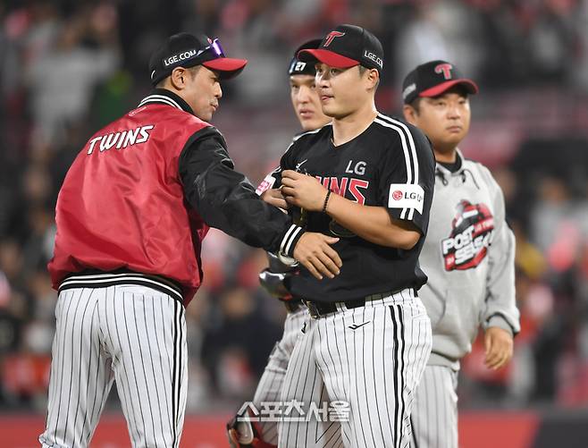 LG 선발투수 최원태가 8일 수원케이티위즈파크에서 열린 KT와 2024 KBO 준플레이오프 3차전에서 3회말 교체되고 있다. 수원 | 최승섭기자 thunder@sportsseoul.com